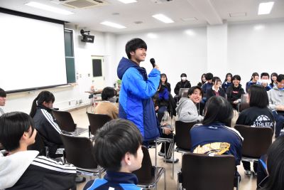 意見を述べる生徒