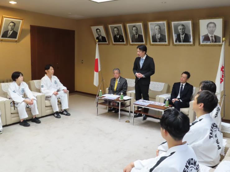 お祝いの言葉を述べる白土議長