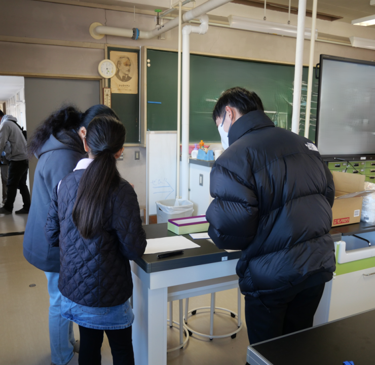 写真：当センター職員が受付及び参加費の徴収をする様子