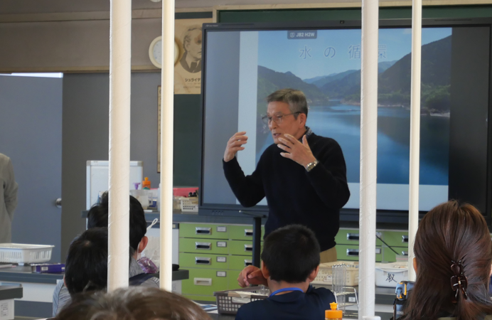 写真：講義をする島﨑さん