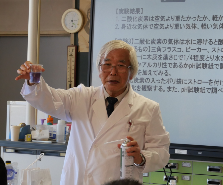 写真：息の代わりにボンベで二酸化炭素を吹き込む様子