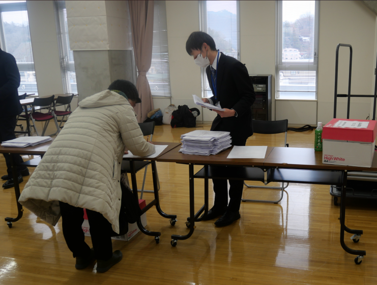 写真：当センター職員が受付及び資料配布をする様子