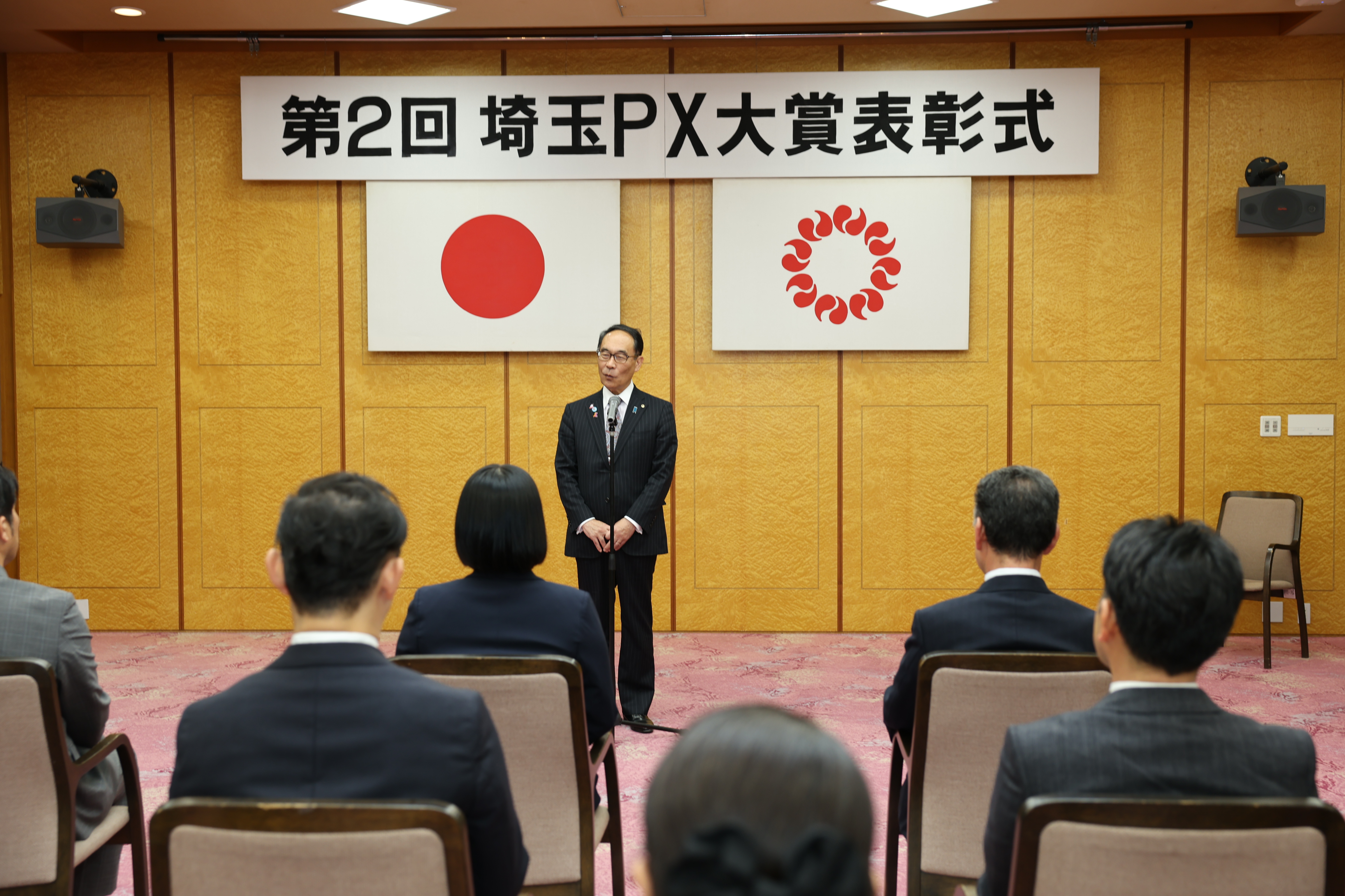 表彰式で挨拶する知事の写真