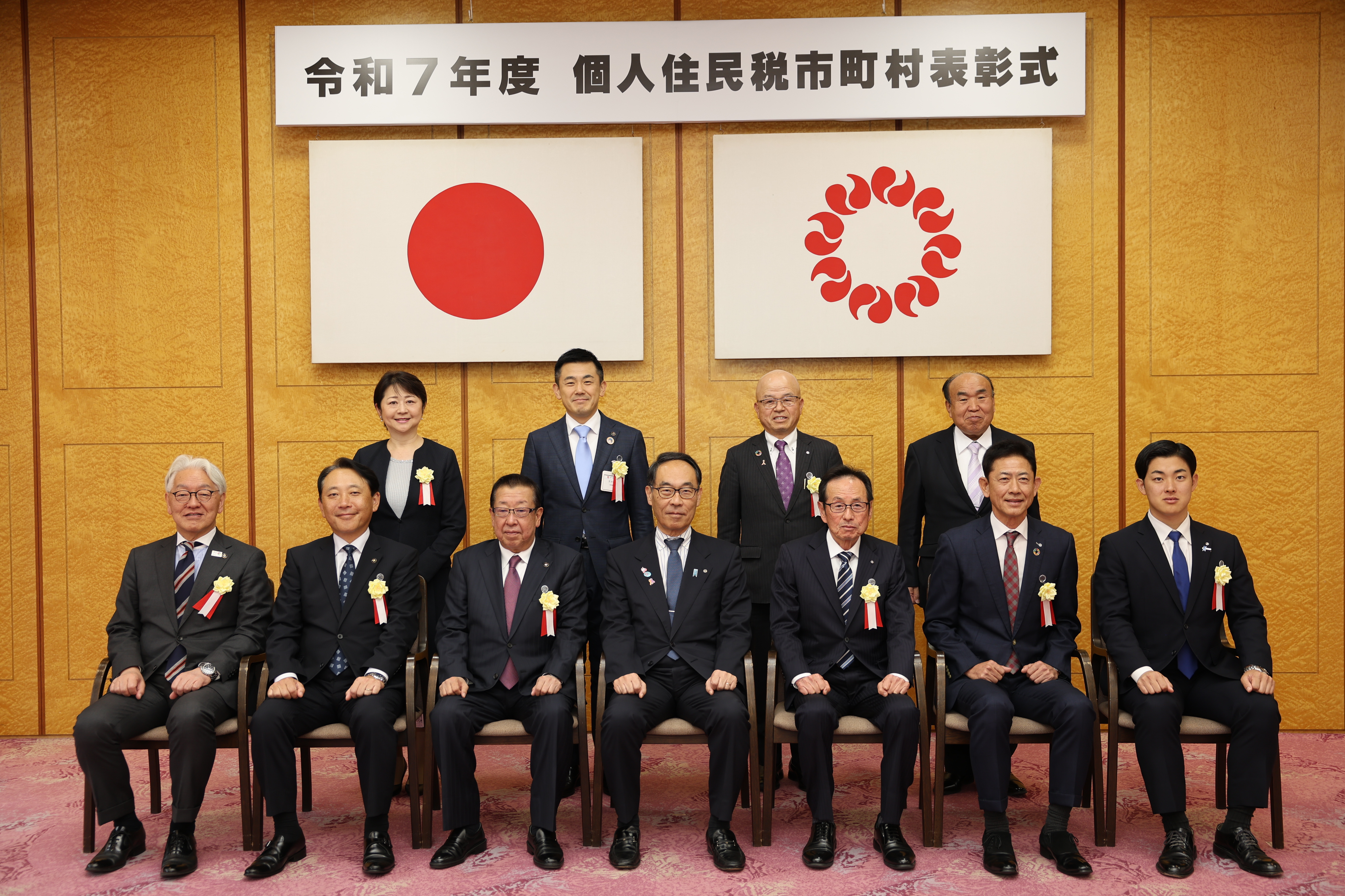 受賞者と知事の集合写真