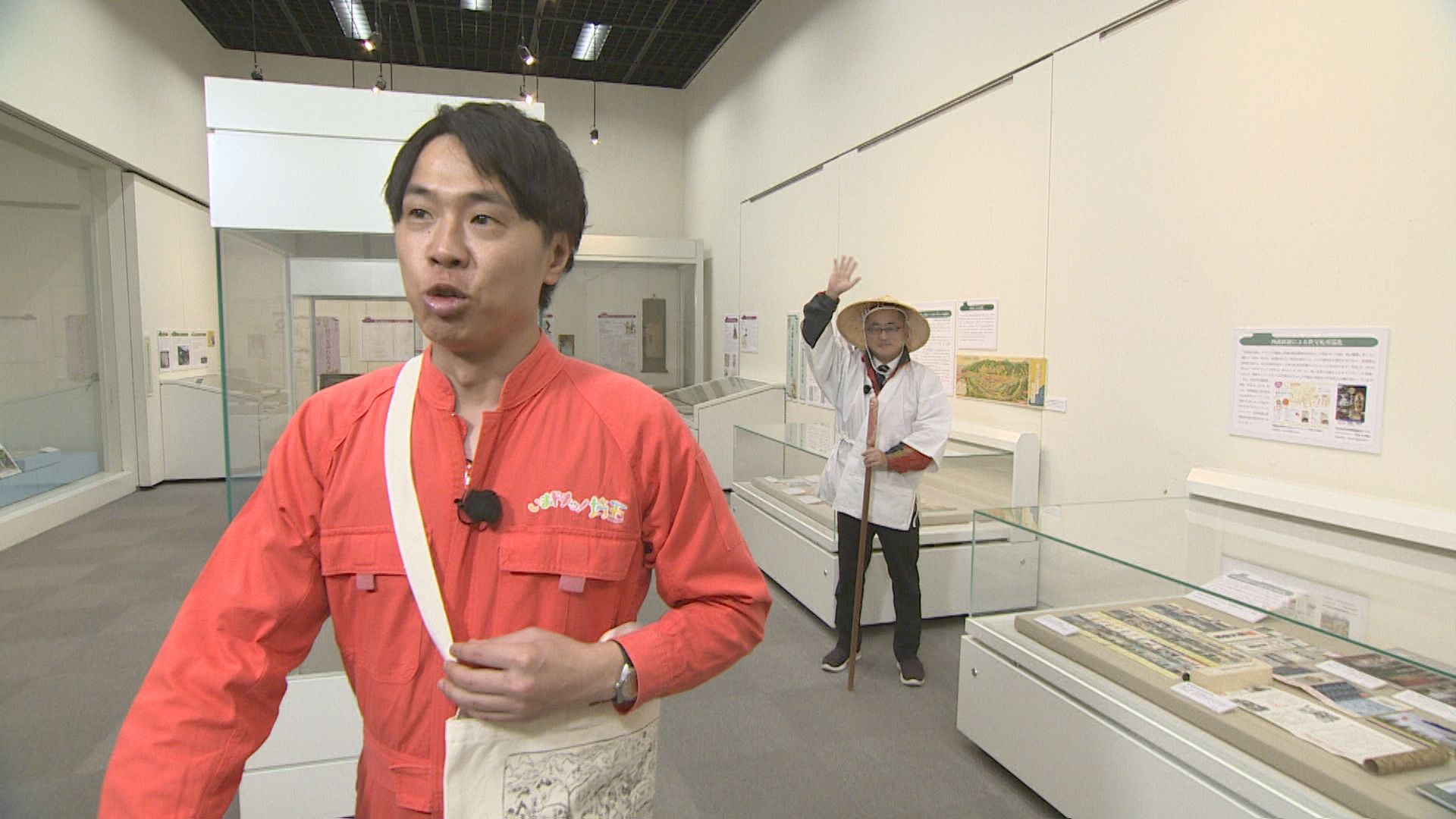 歩くカナイとカナイを見送る川の博物館の職員