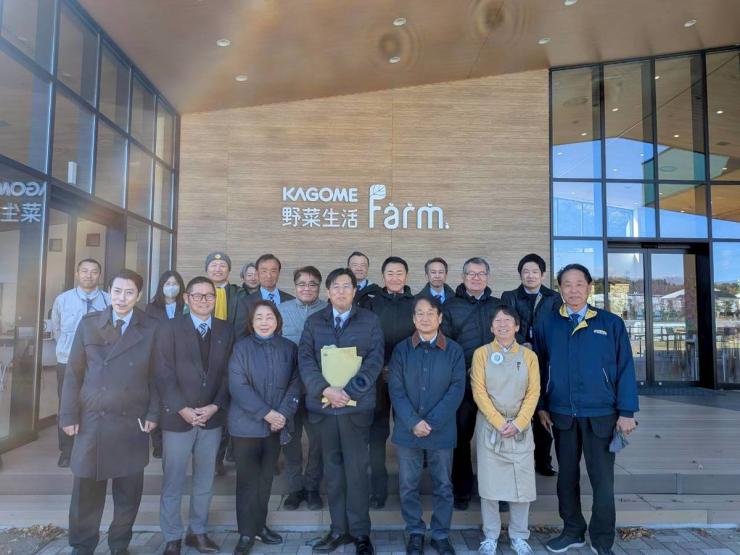 富士見町カゴメ野菜生活ファームにて議員とスタッフの集合写真