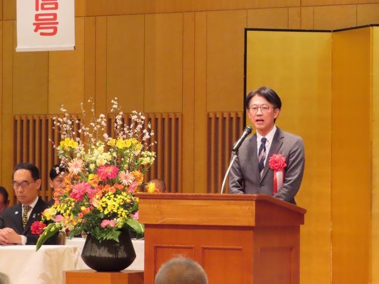 祝辞を述べる白土議長の写真