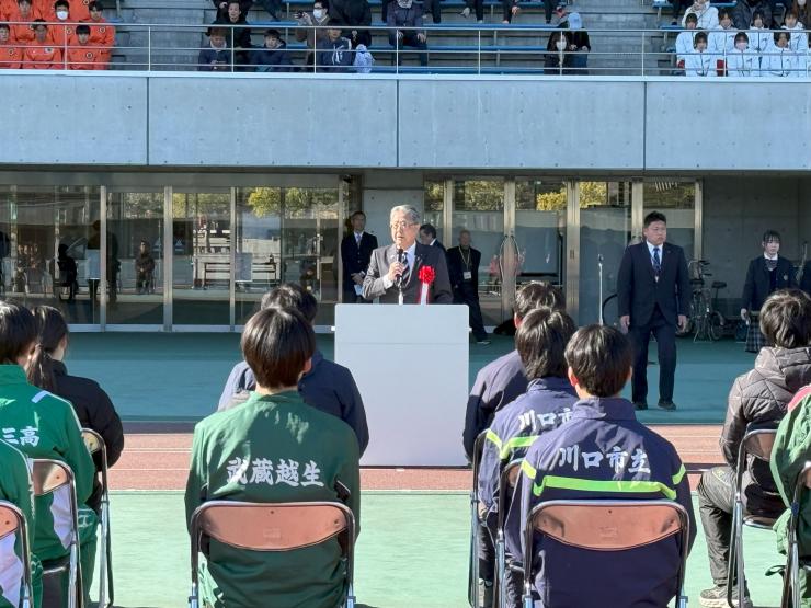 あいさつを述べる飯塚副議長の写真