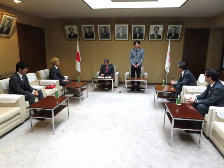 激励の言葉をおくる白土議長の写真