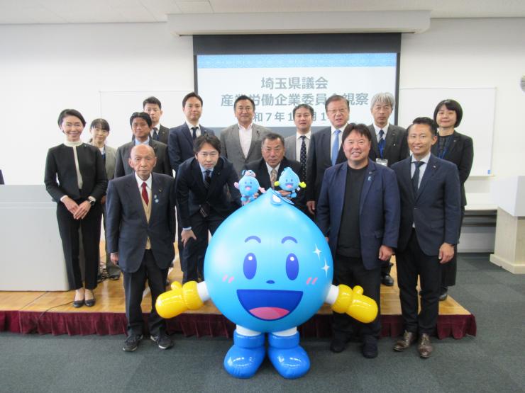 東京都水道局研修・開発センターにて議員とスタッフの集合写真