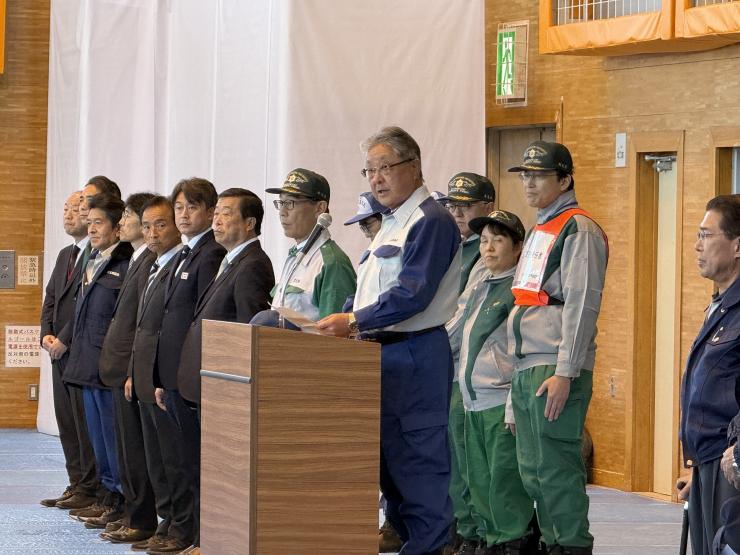 あいさつを述べる飯塚俊彦副議長の写真