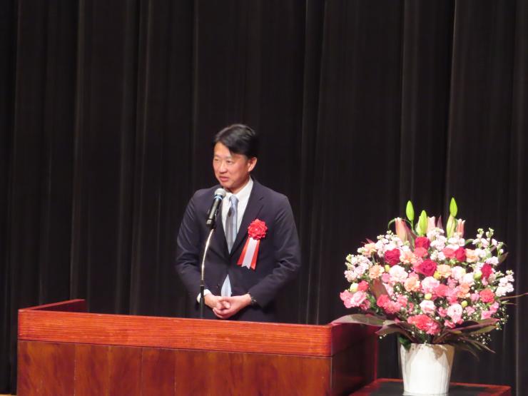祝辞を述べる白土議長の写真