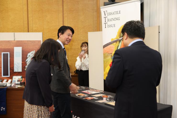 作品を鑑賞する白土議長の写真