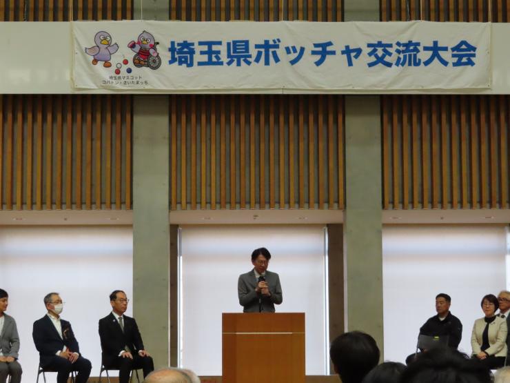 あいさつを述べる白土議長