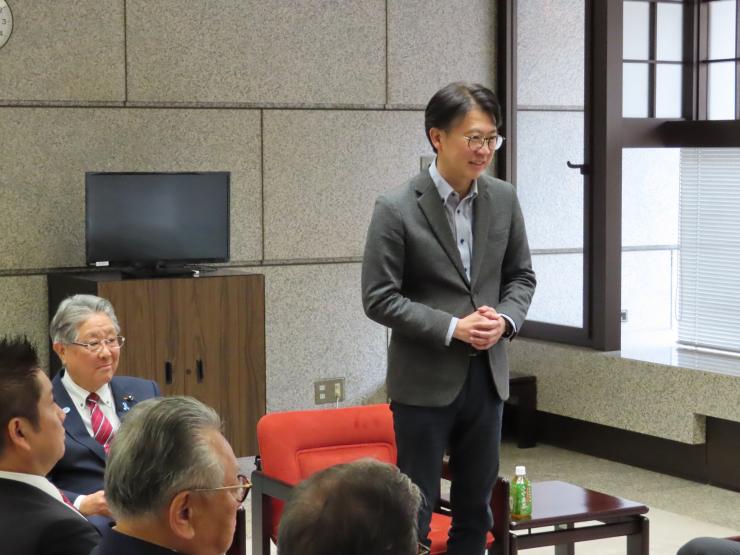 激励の言葉をおくる白土議長