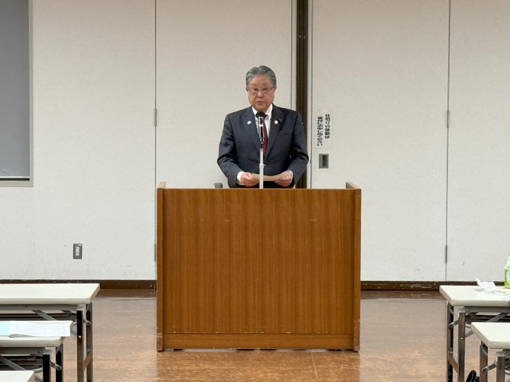祝辞を述べる飯塚俊彦副議長の写真