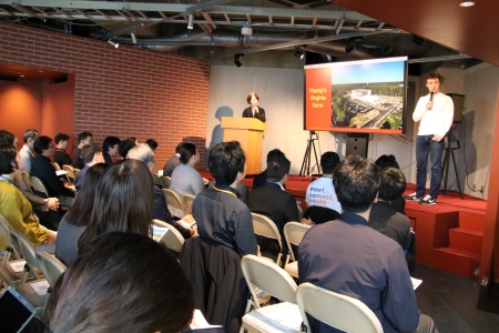 講義をする男性の写真