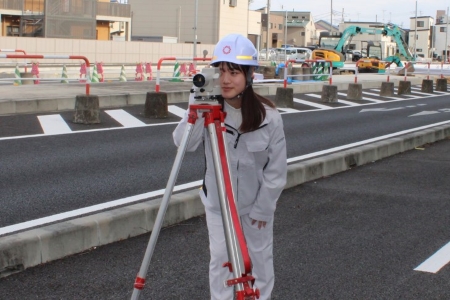 測量する職員の写真