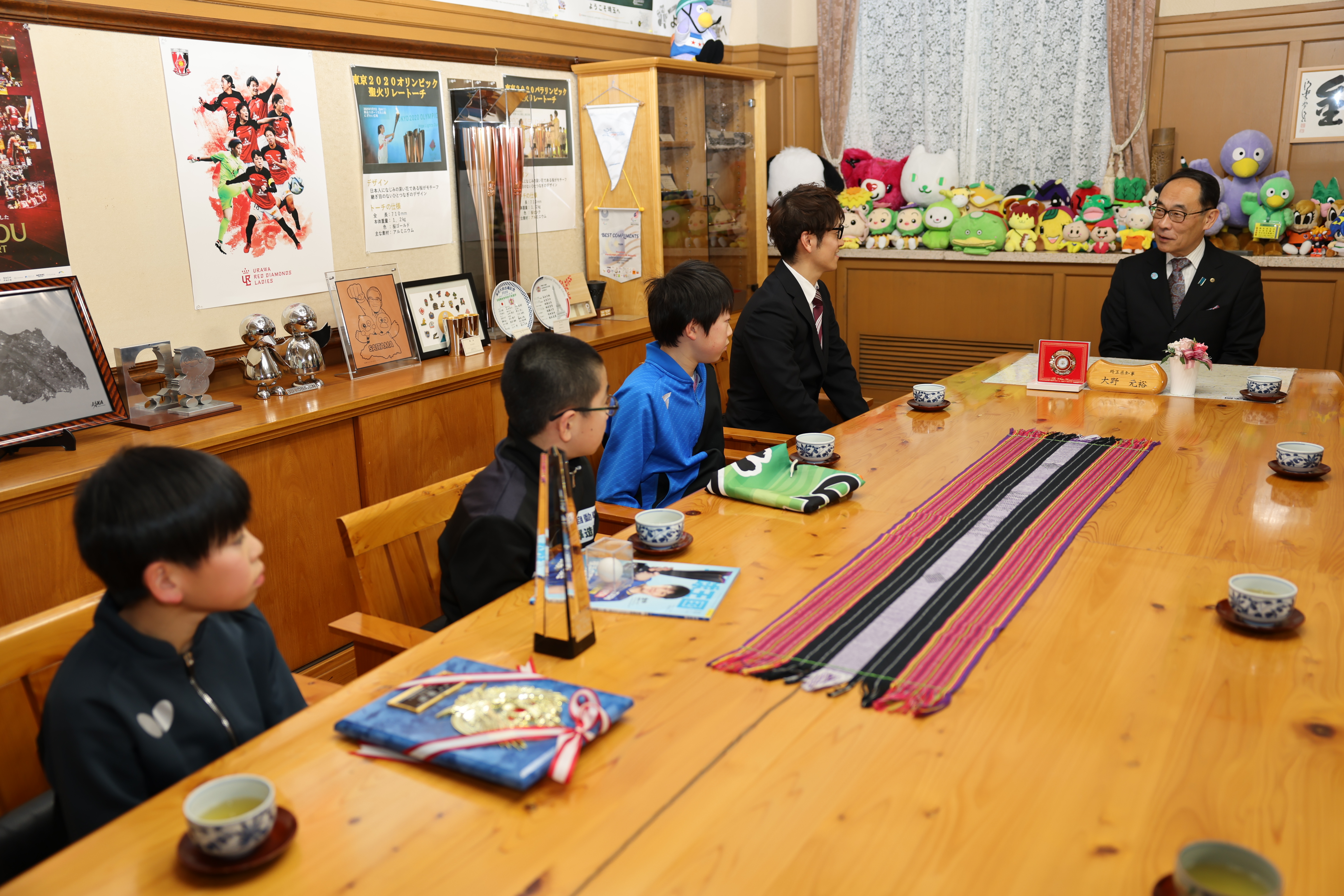 優勝選手らと歓談をする知事の写真