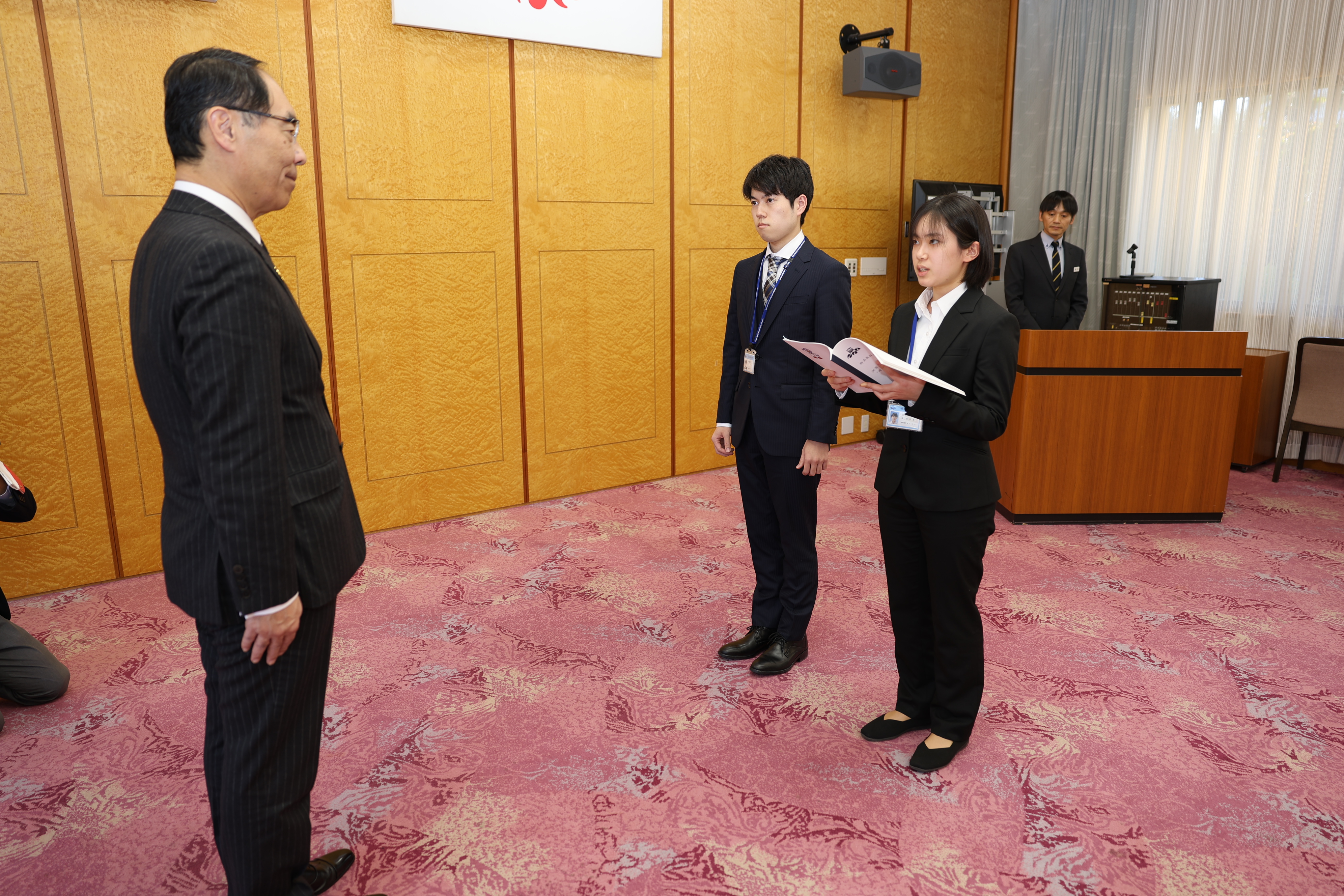 学生代表者が知事に向けて挨拶をする写真