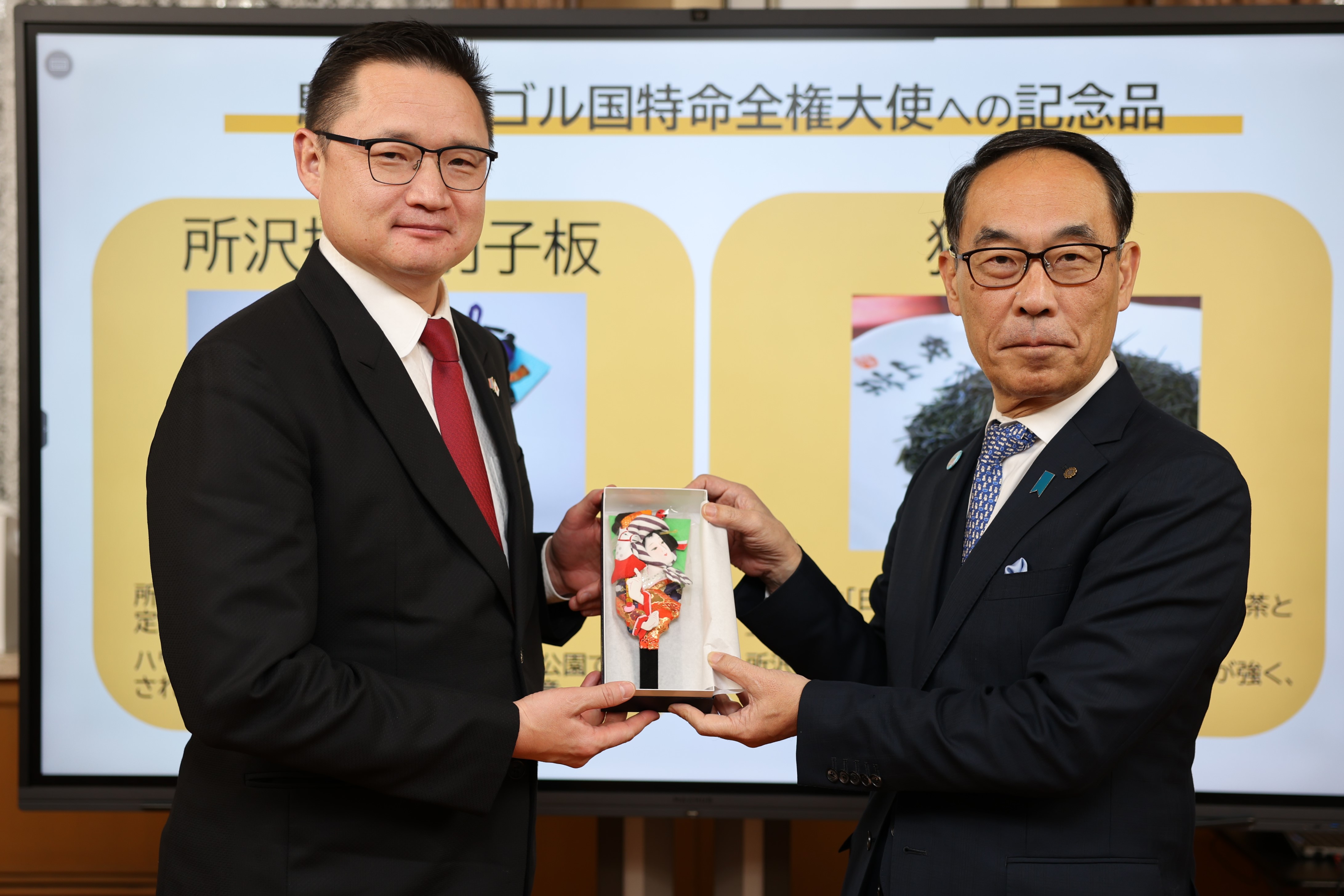 特命全権大使と記念写真を撮る知事の写真