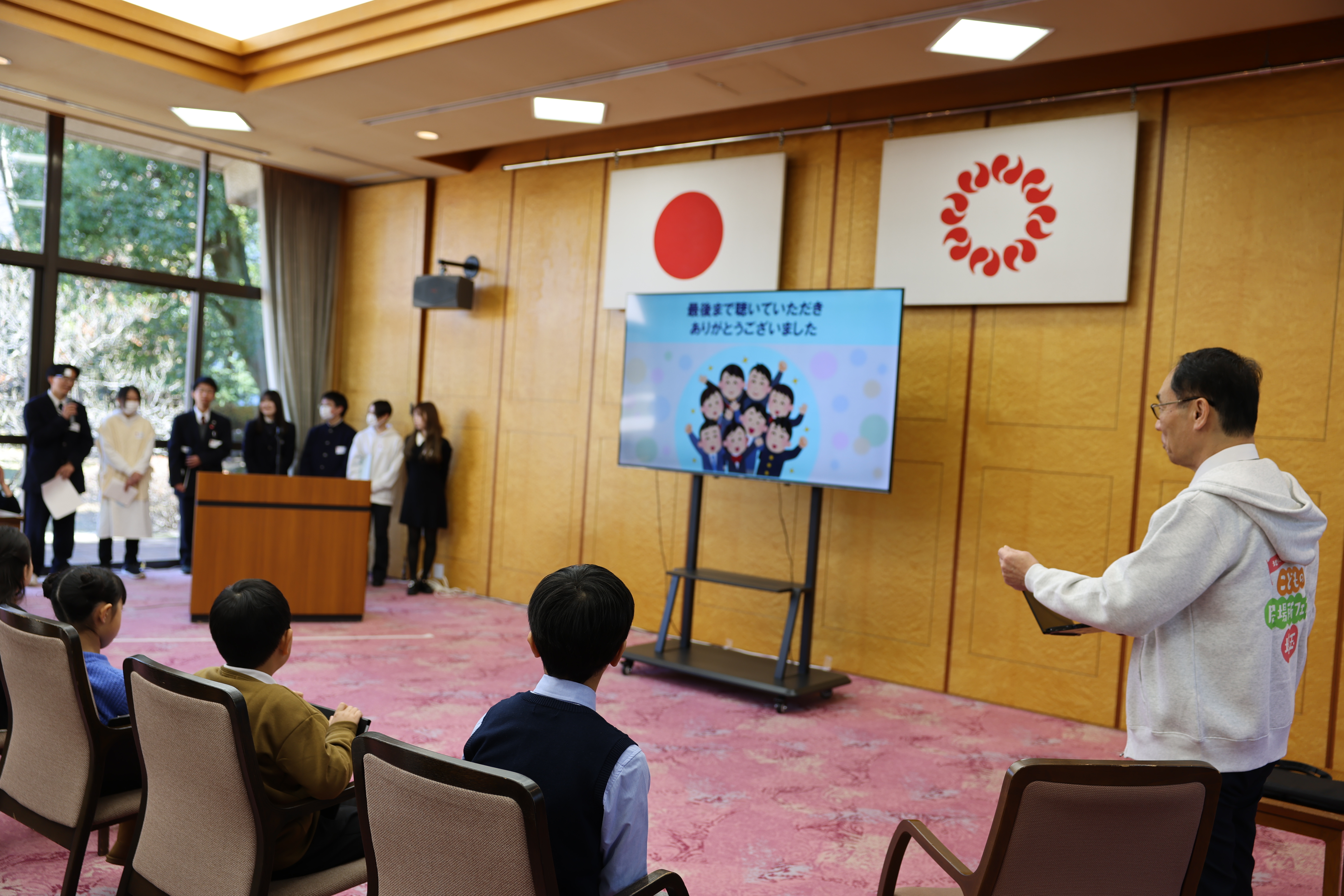 こどもたちを前に話す知事の写真