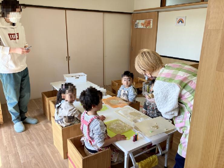 子ども達がクッキーを作ってる様子