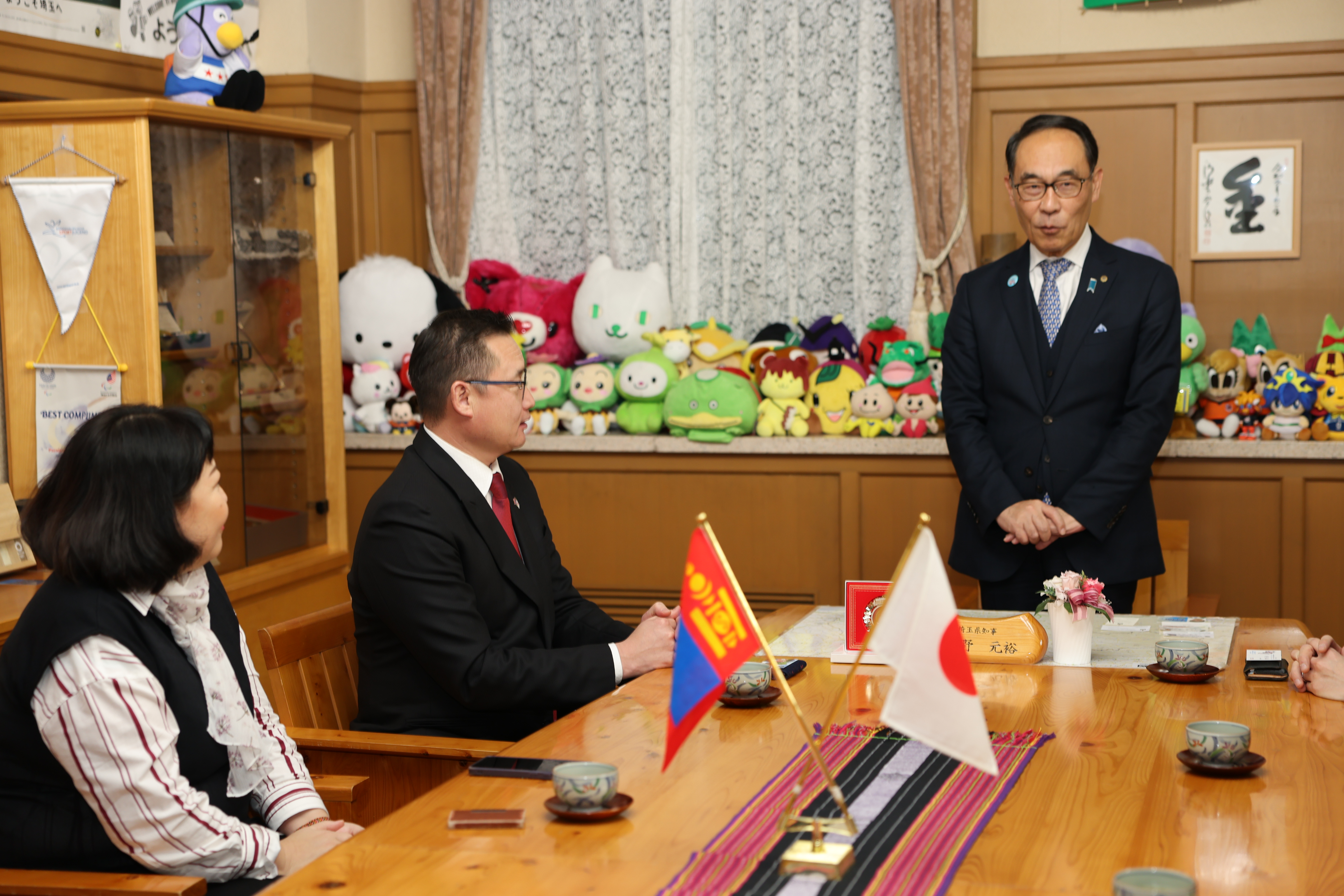 特命全権大使に挨拶する知事の写真