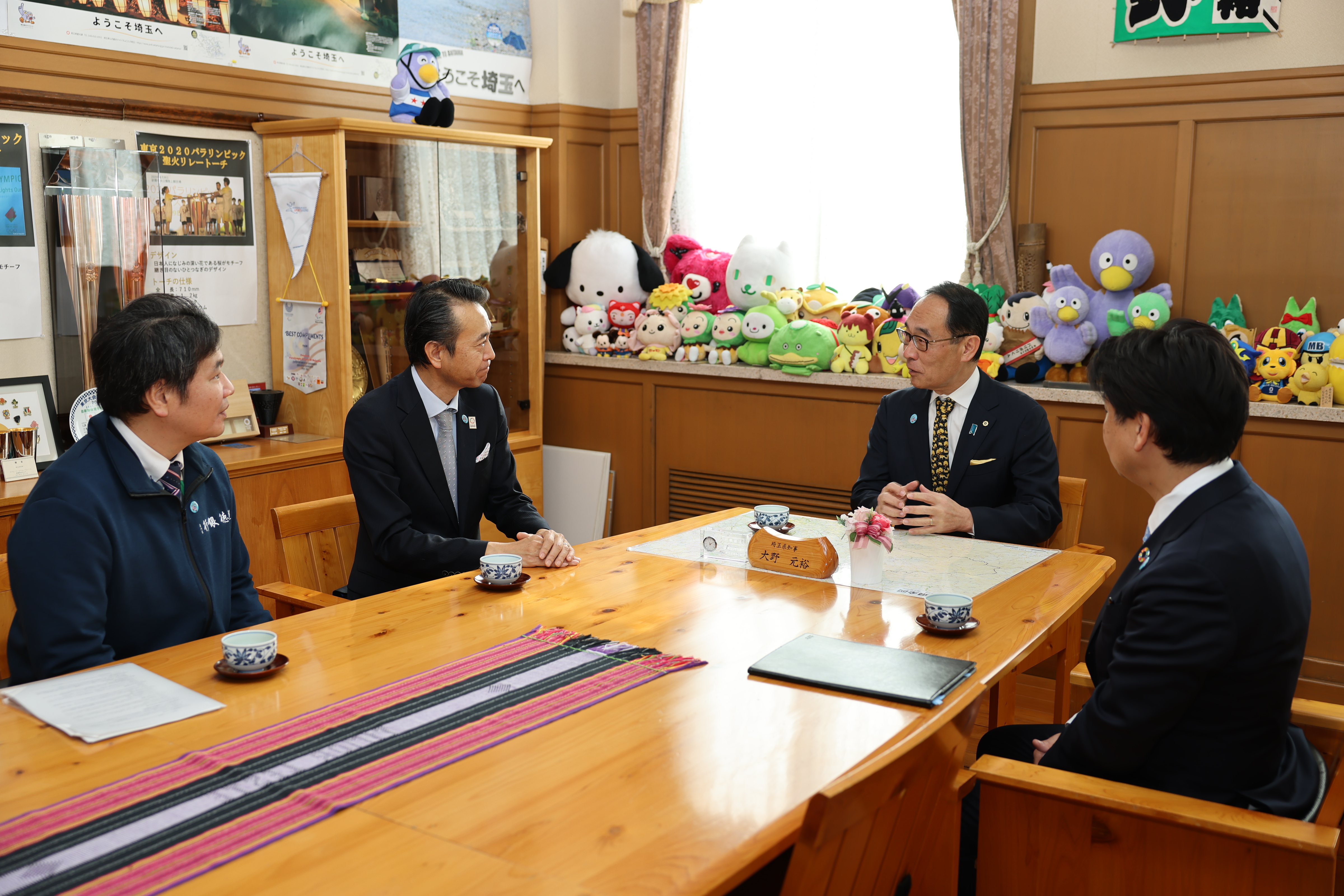 寄附していただいた株式会社りそな銀行代表者と歓談する知事の写真
