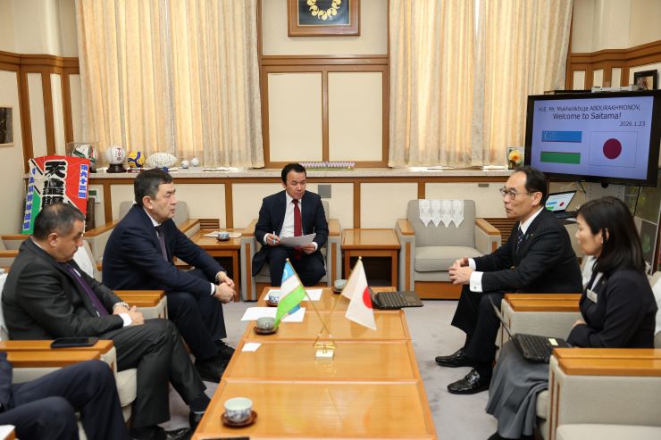 訪問者と歓談する知事の写真