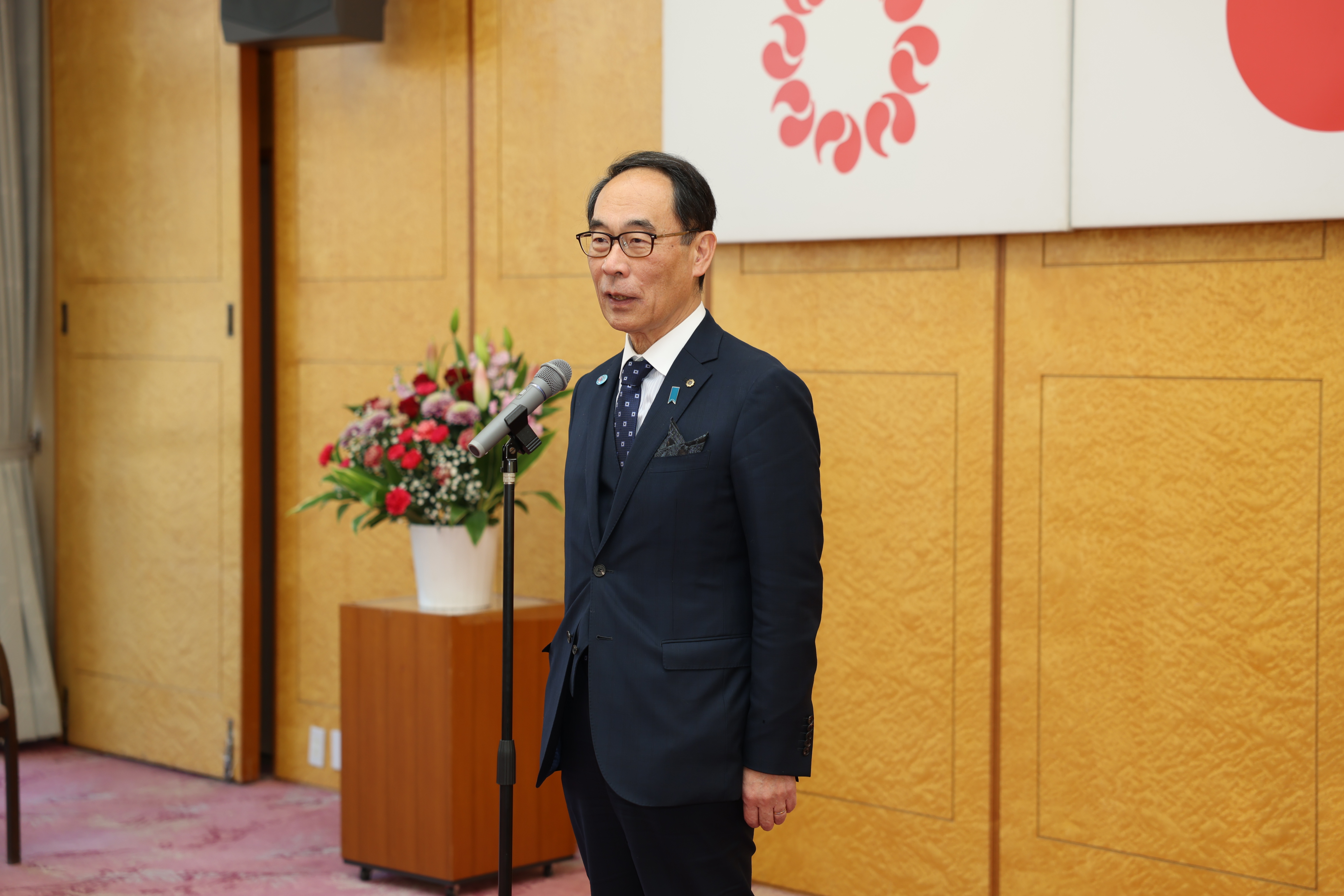 表彰式出席者に挨拶する知事の写真