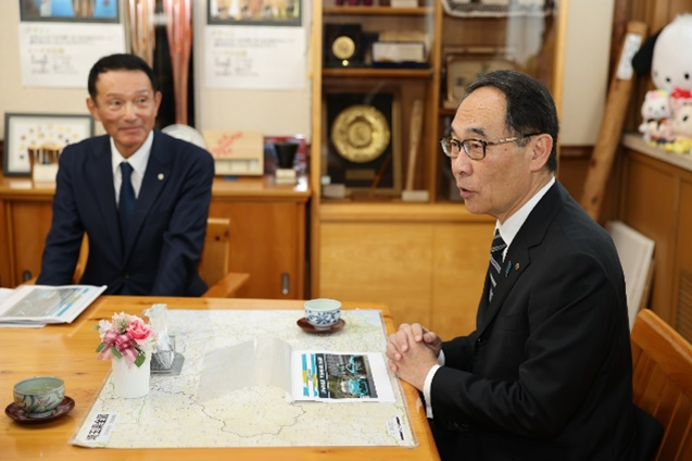 訪問者と歓談する知事の写真