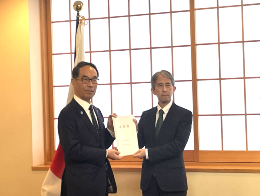 外務省中東アフリカ局長に要望書を手渡す知事の写真