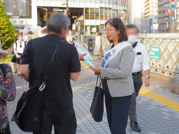 啓発品配布の様子の写真2