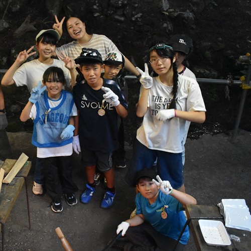 野外炊事をしている写真