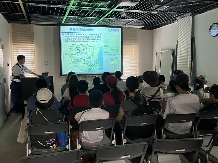 管理所での概要説明の様子