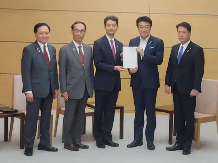 三県知事から木原稔内閣官房長官への要望書手交時の写真