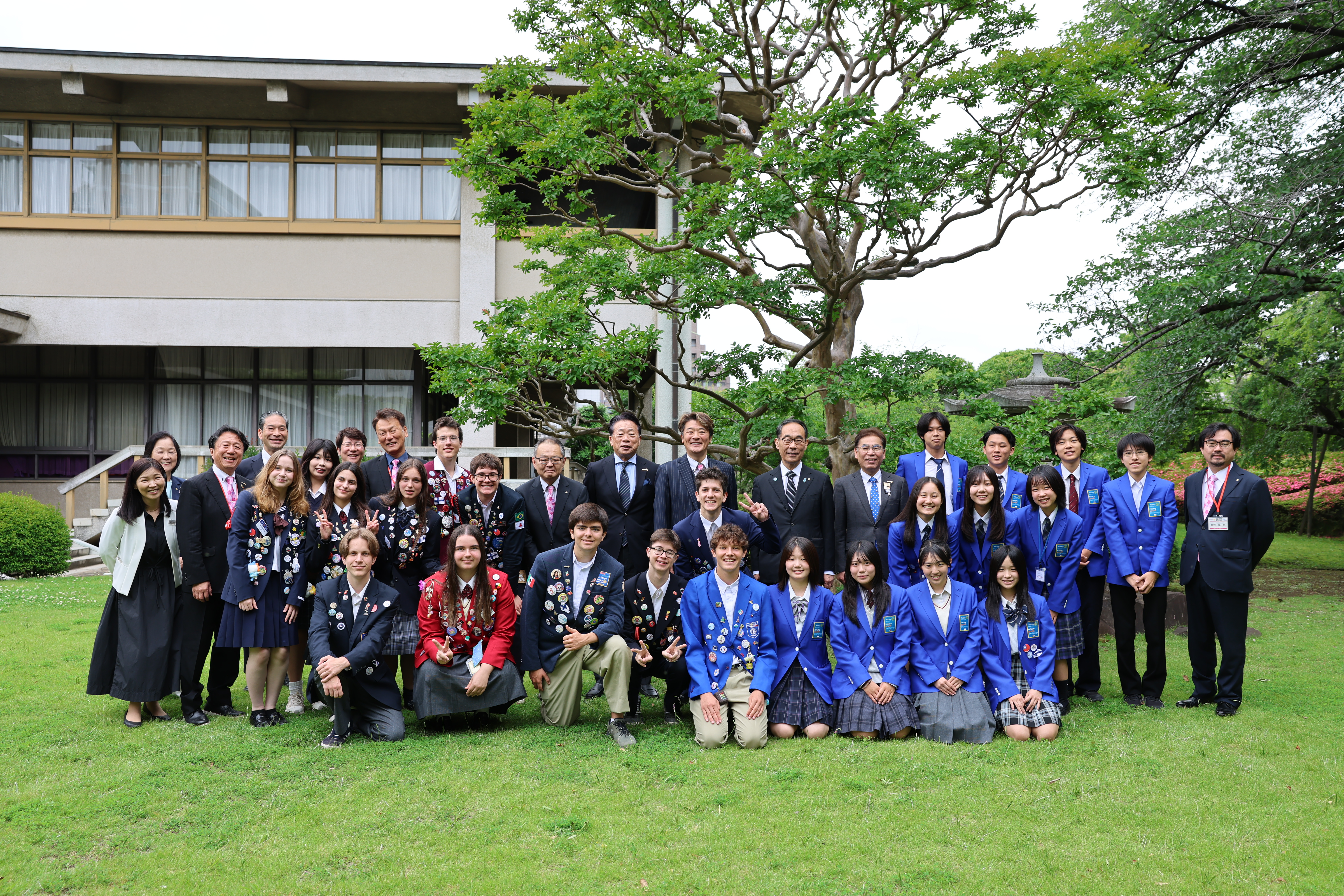 訪問者と記念写真を撮る知事の写真