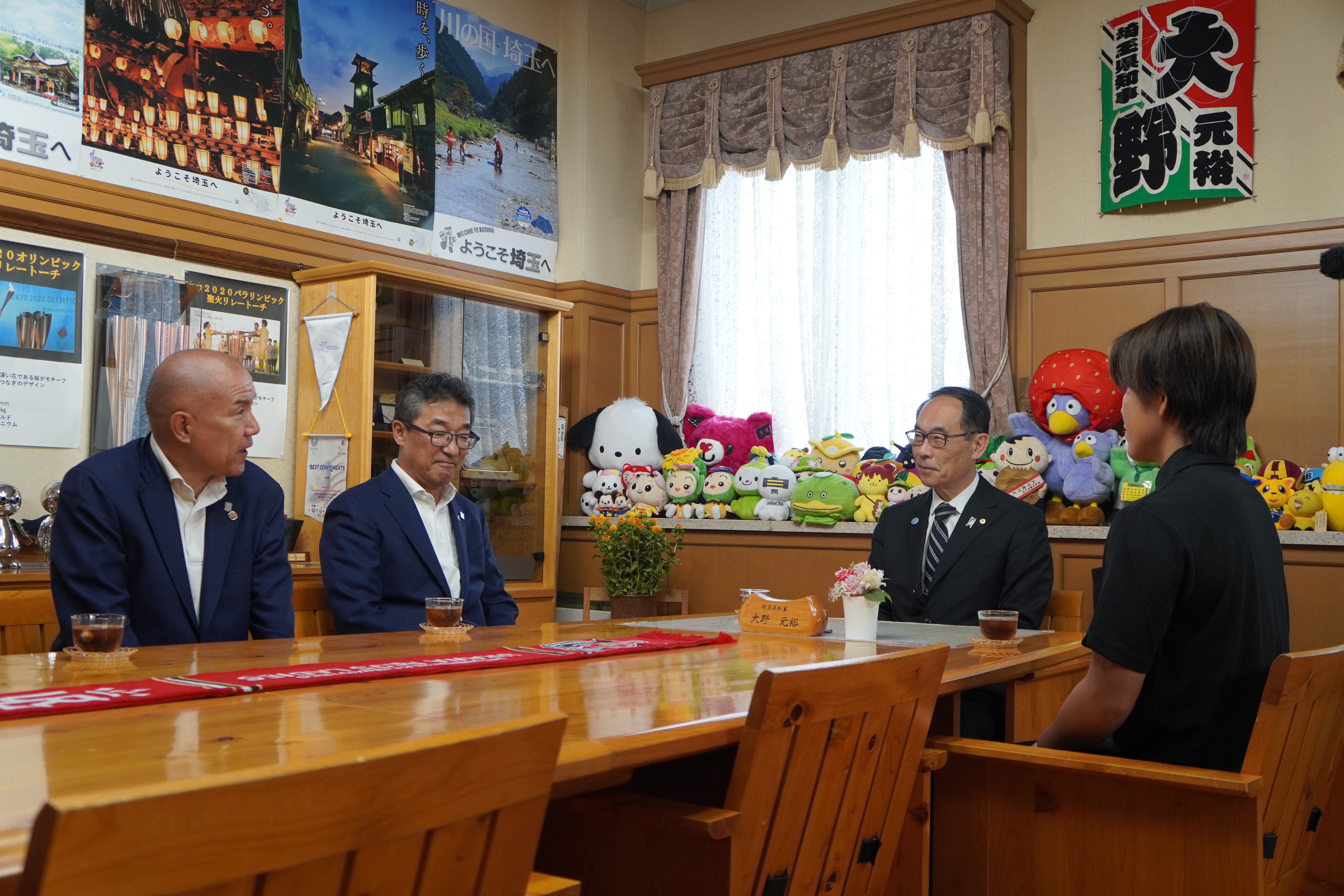 訪問者と歓談する知事の写真