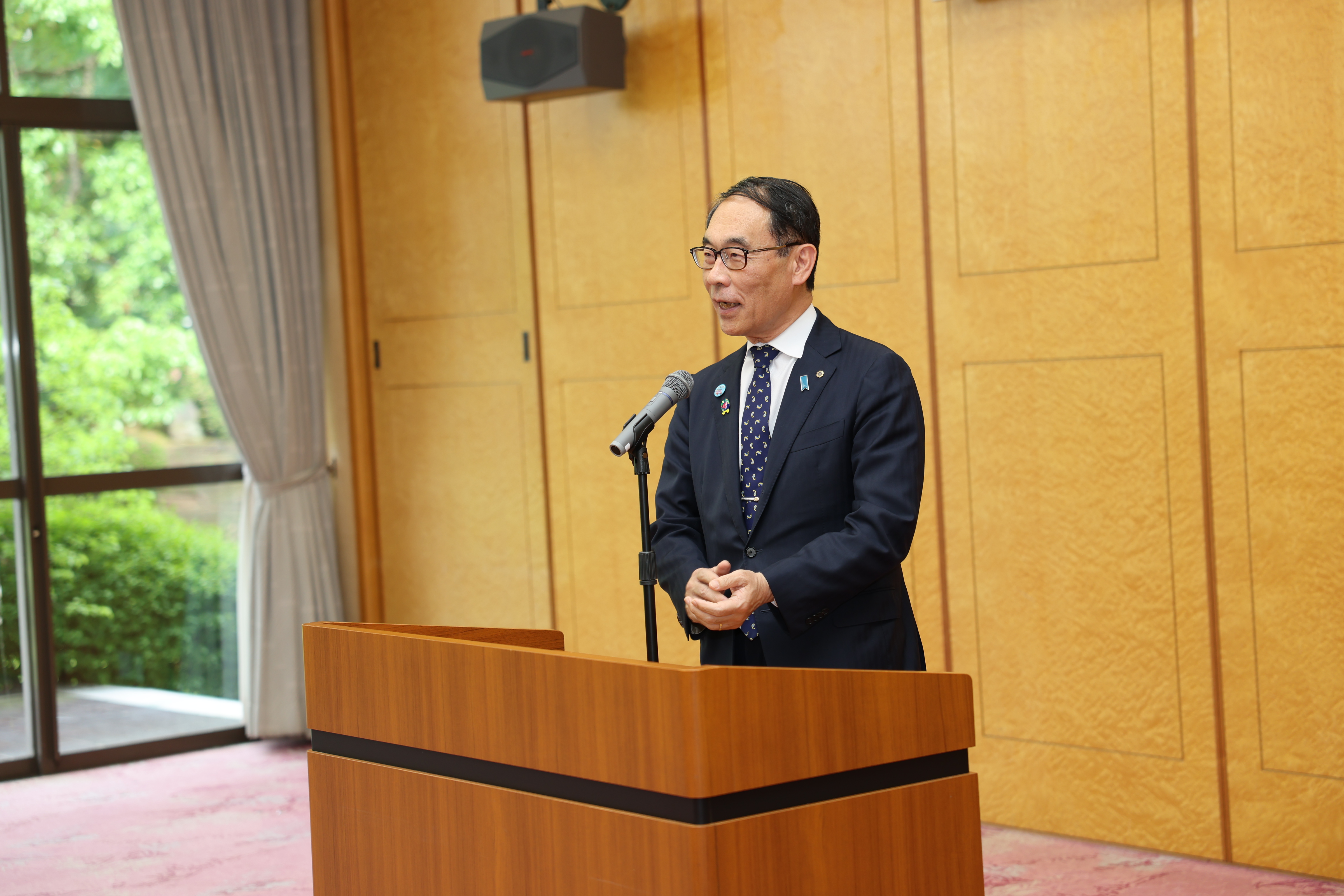 感謝状贈呈式で挨拶する知事の写真