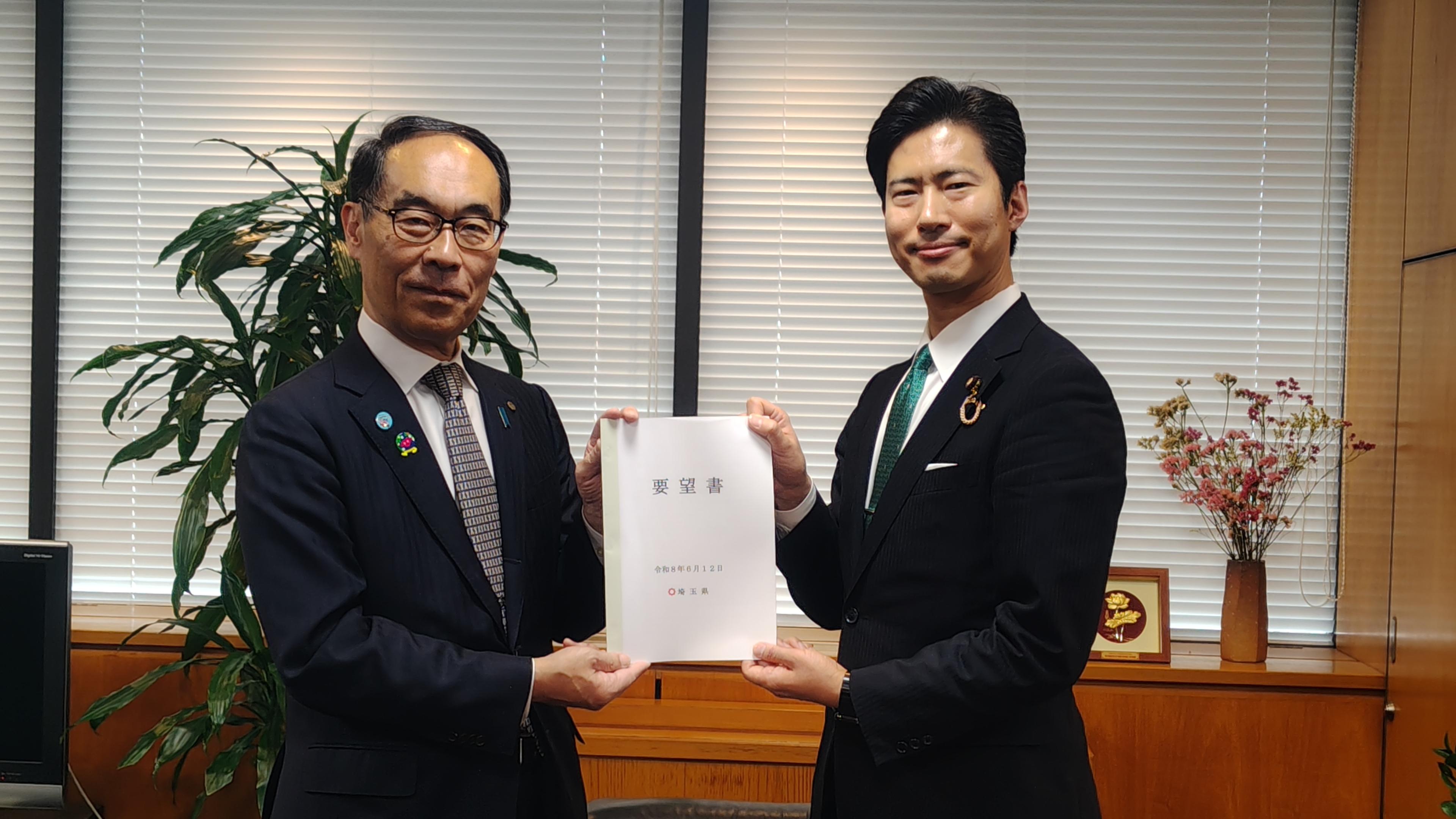 神谷政幸厚生労働大臣政務官に要望書を手渡す知事の様子
