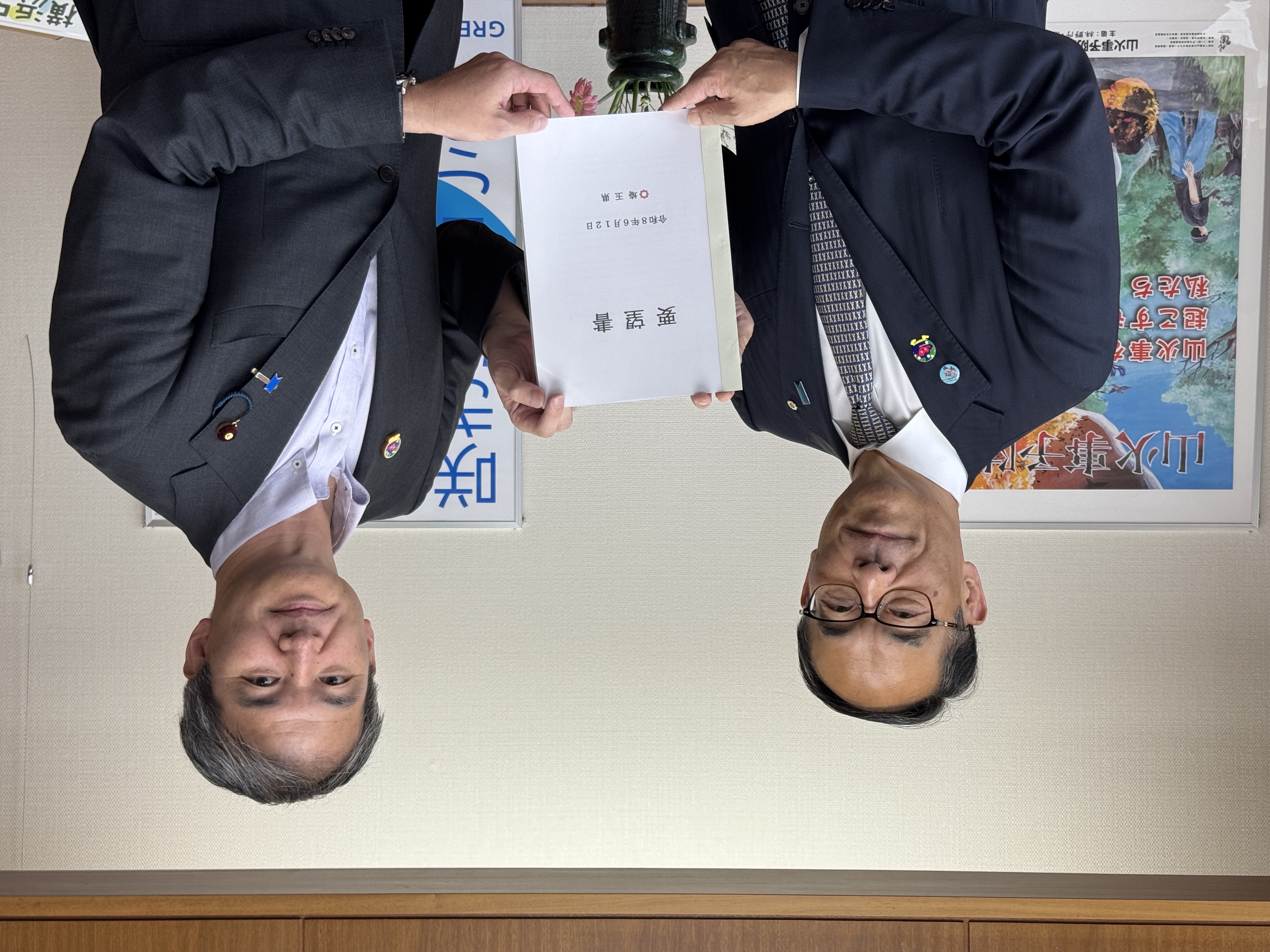 広瀬建農林水産大臣政務官に要望書を手渡す知事の様子