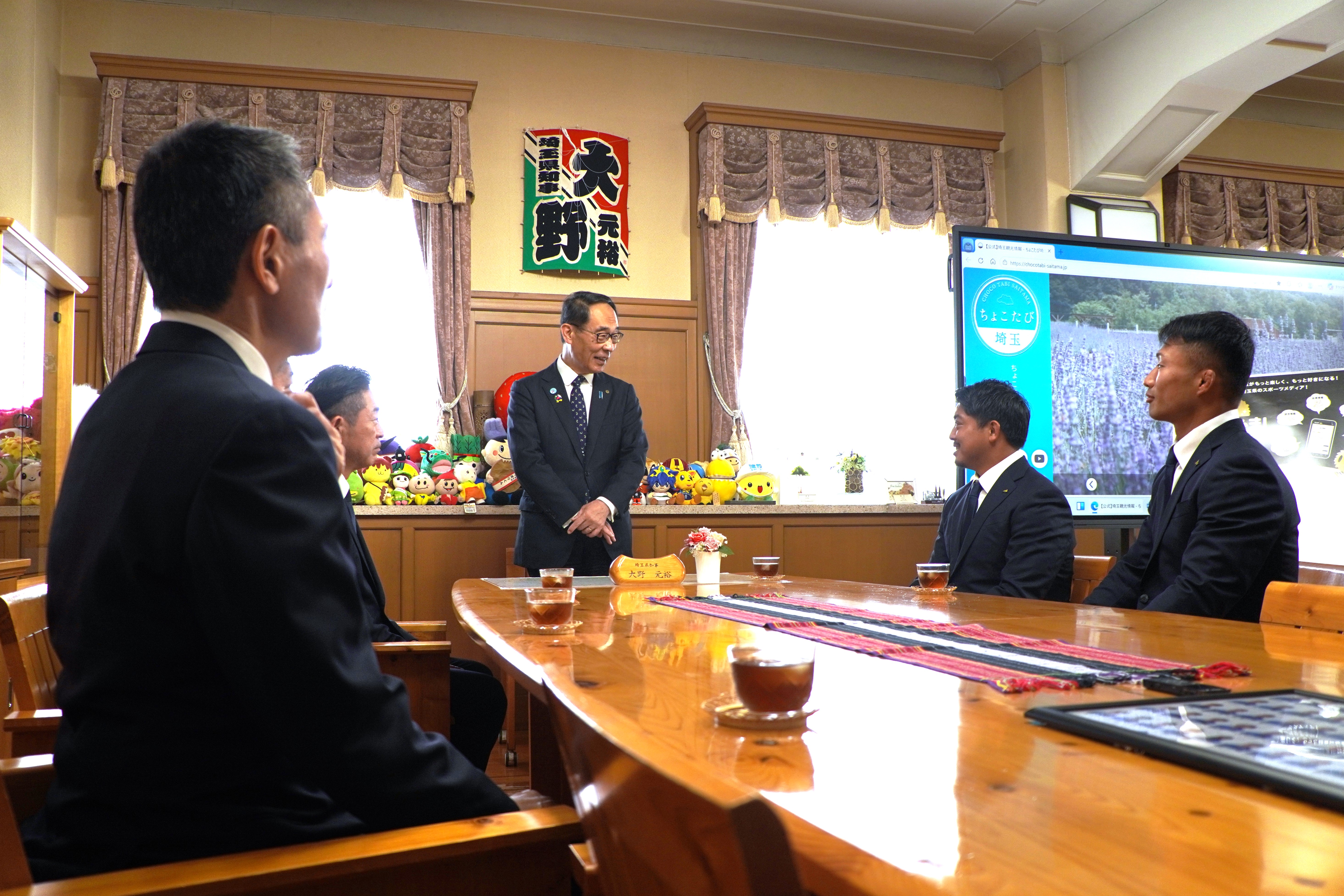 訪問者と歓談する知事の写真