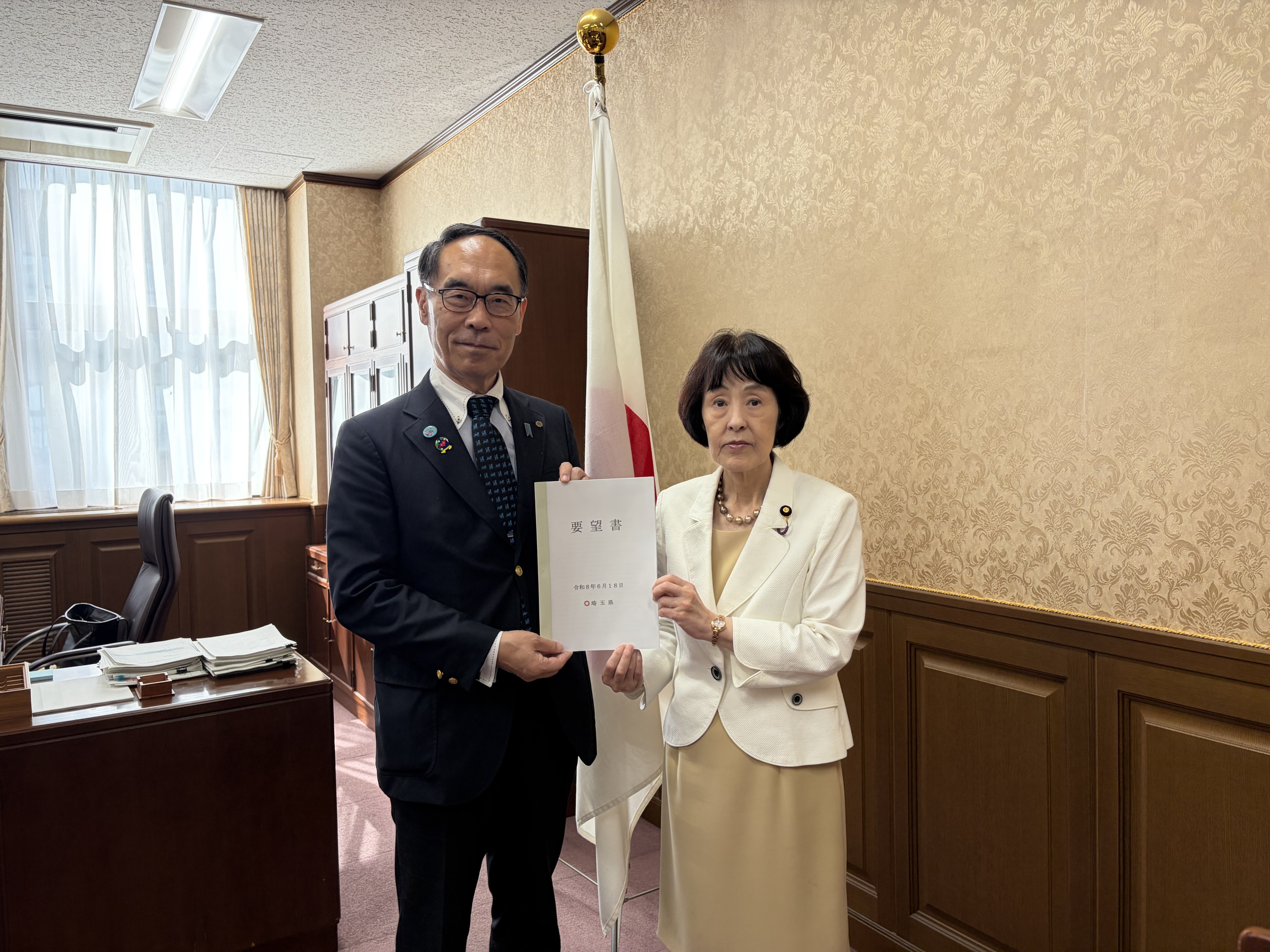 高橋はるみ財務大臣政務官へ要望書を手渡す知事の写真