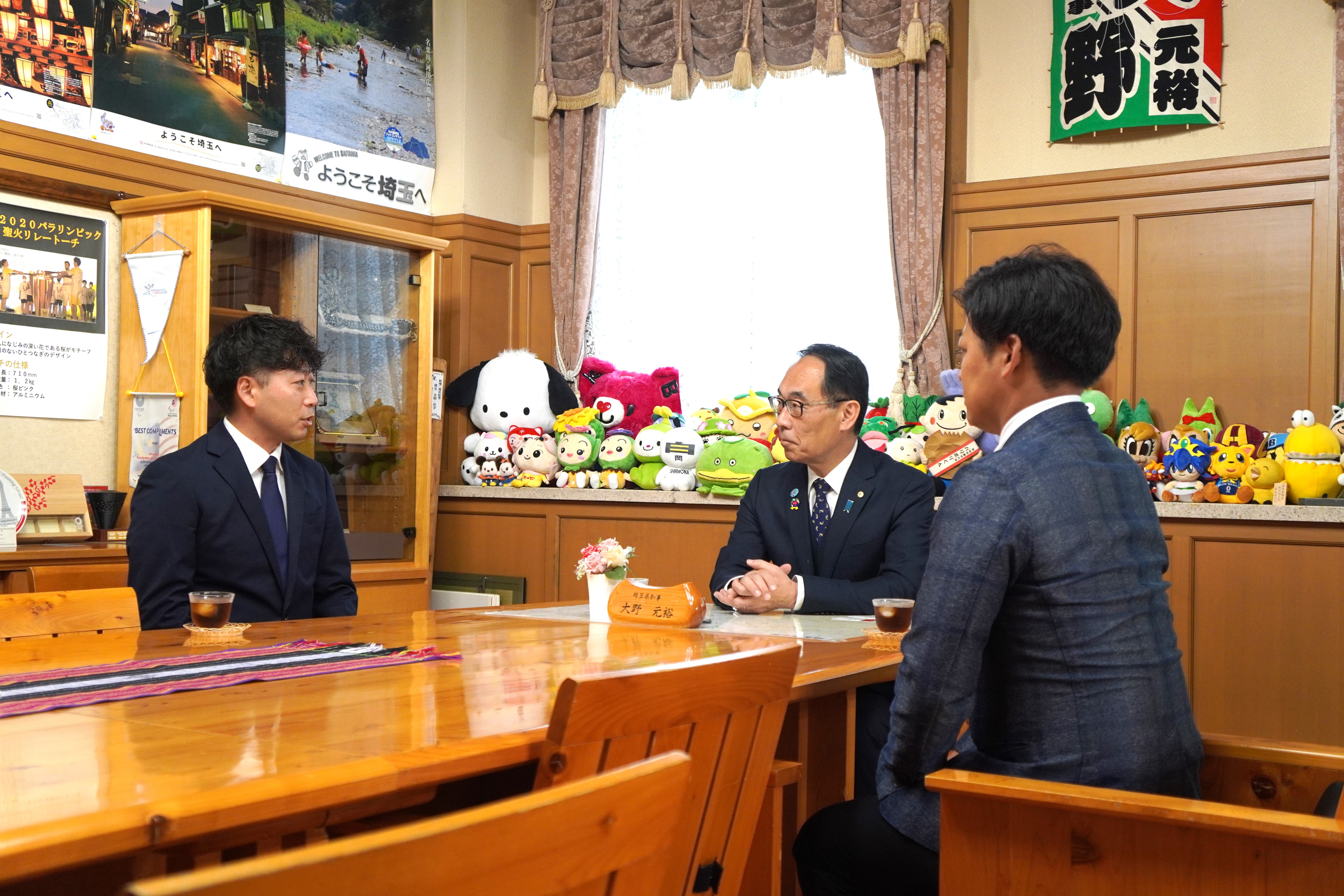 訪問者と歓談する知事の写真
