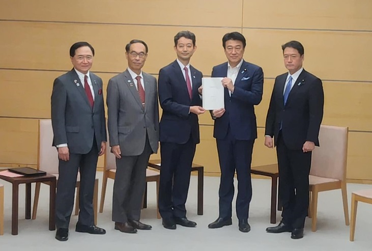 木原稔内閣官房長官に要望書を手渡す知事らの写真