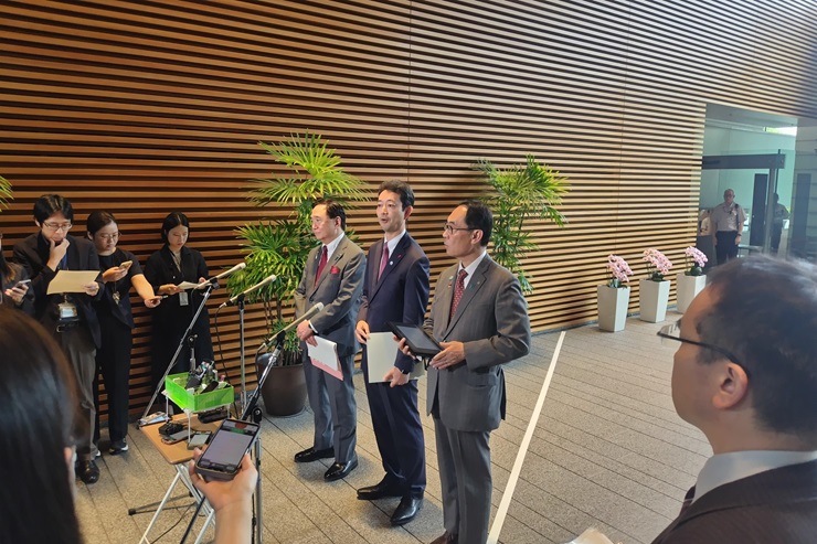 千葉県の熊谷俊人知事、神奈川県の黒岩祐治知事と共に記者会見をする様子（斜めから）