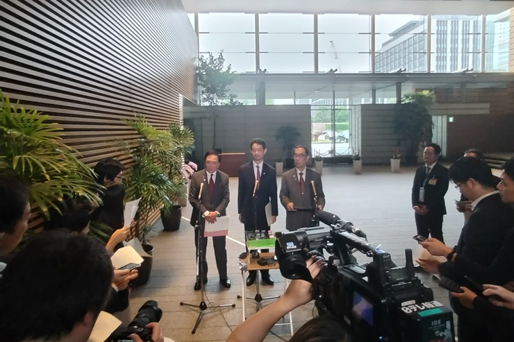 千葉県の熊谷俊人知事、神奈川県の黒岩祐治知事と共に記者会見をする様子（正面から）