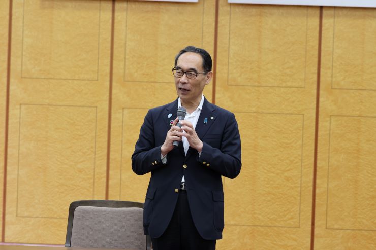 姉妹友好州省等派遣奨学生に挨拶する知事の写真