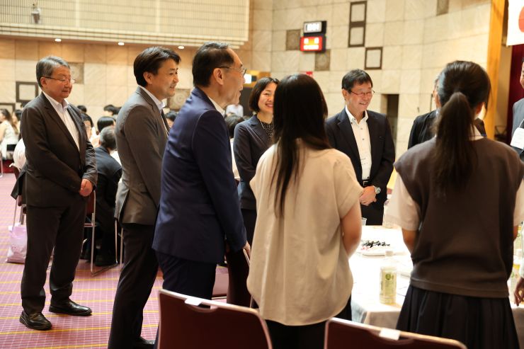 壮行会・同窓会に出席する知事の写真